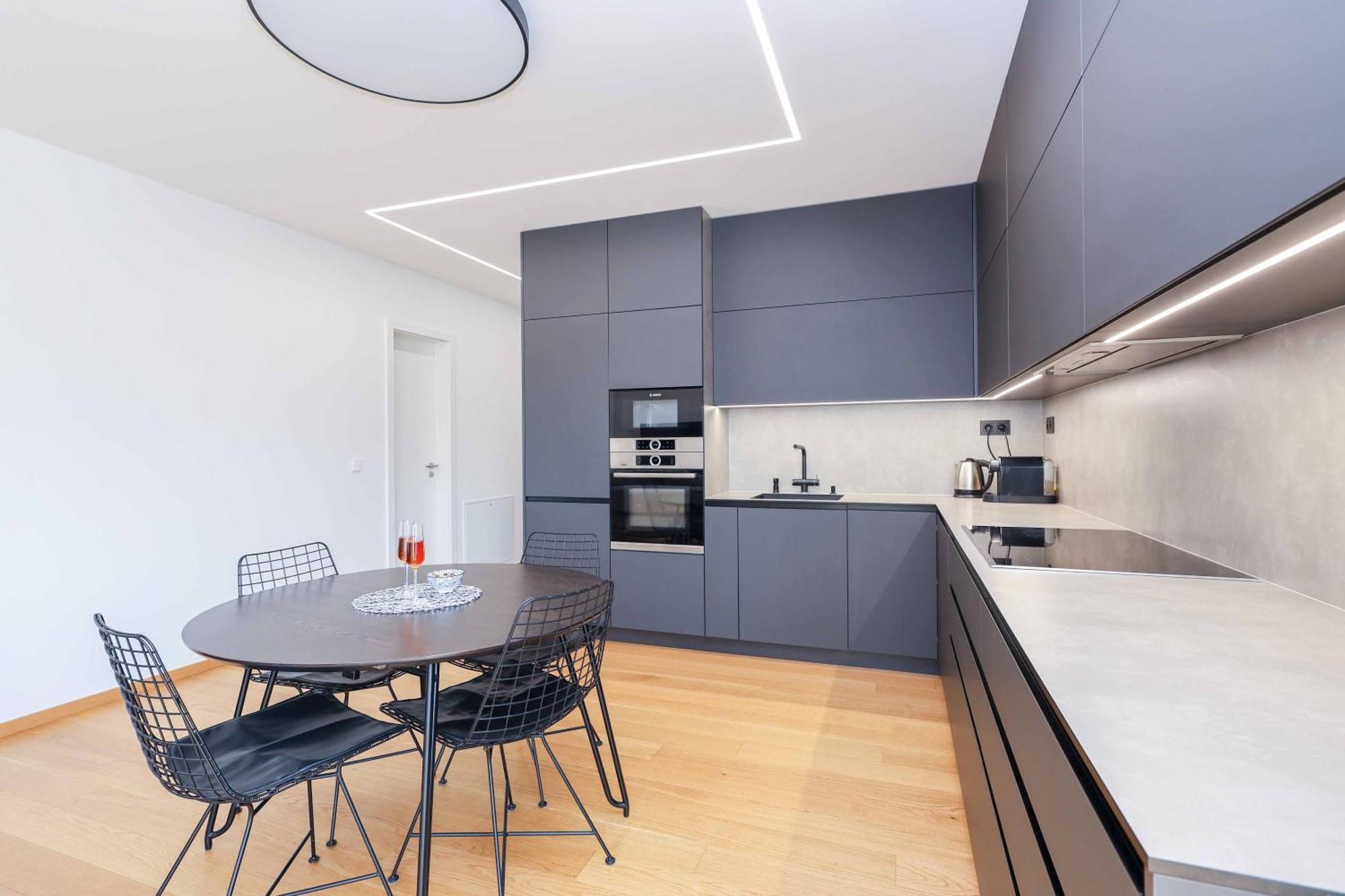 Downtown Luxe Retreat- Konventna Appartement Bratislava Buitenkant foto