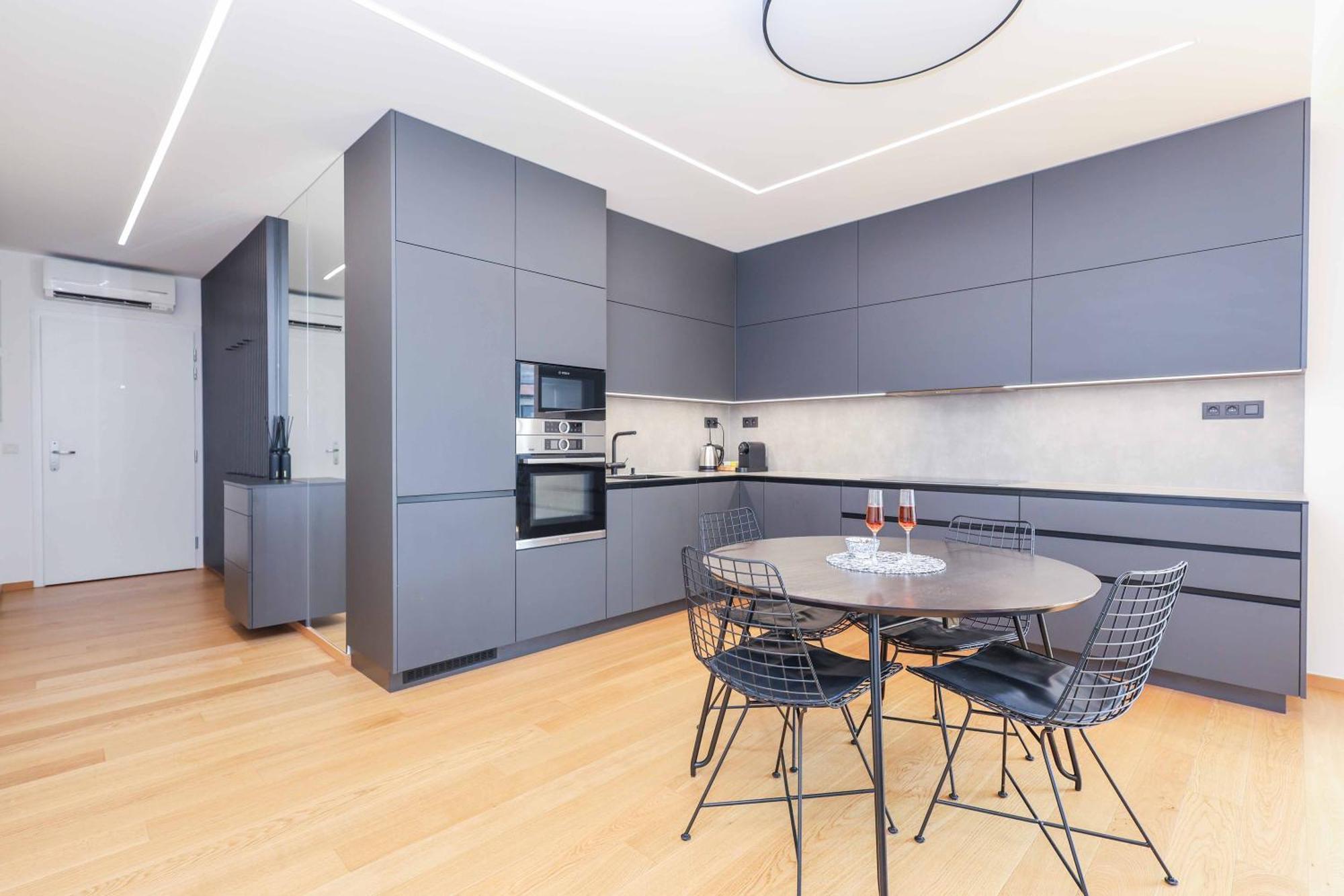 Downtown Luxe Retreat- Konventna Appartement Bratislava Buitenkant foto