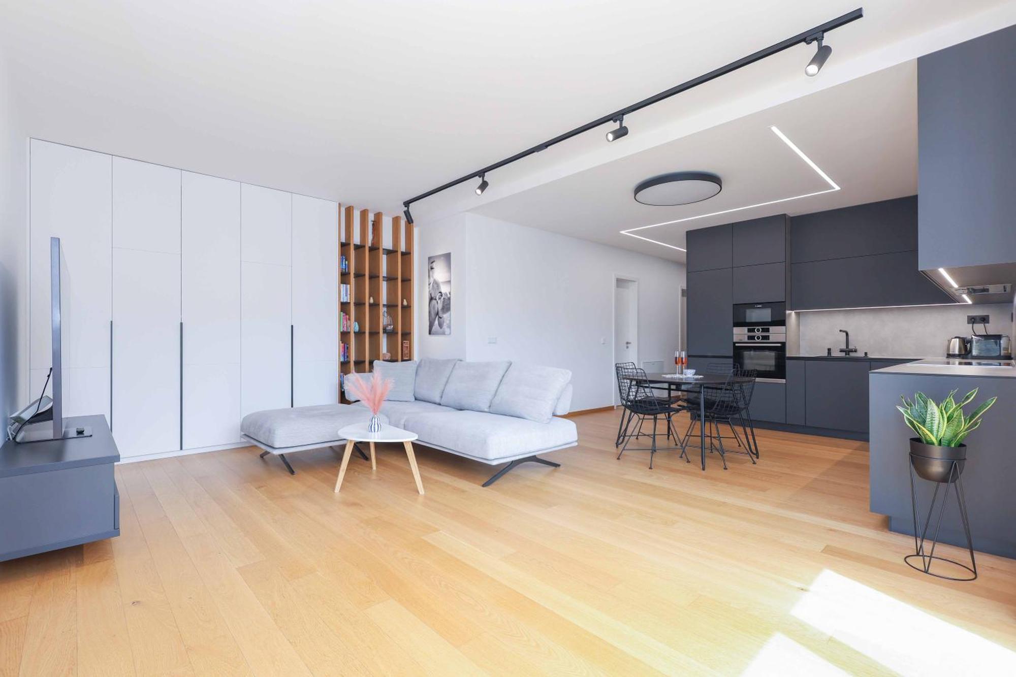 Downtown Luxe Retreat- Konventna Appartement Bratislava Buitenkant foto