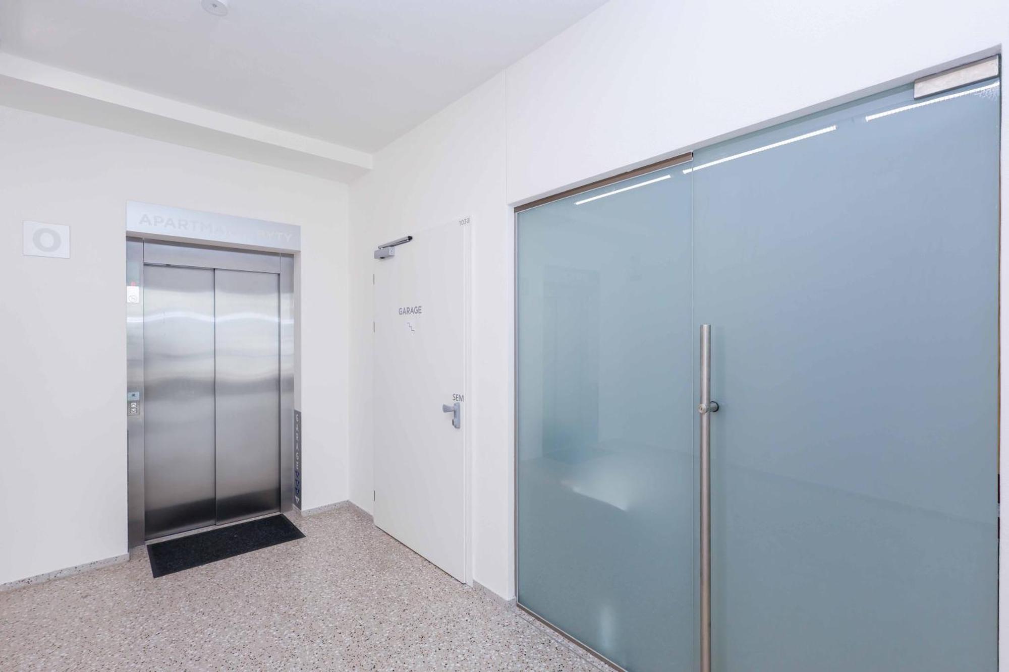 Downtown Luxe Retreat- Konventna Appartement Bratislava Buitenkant foto