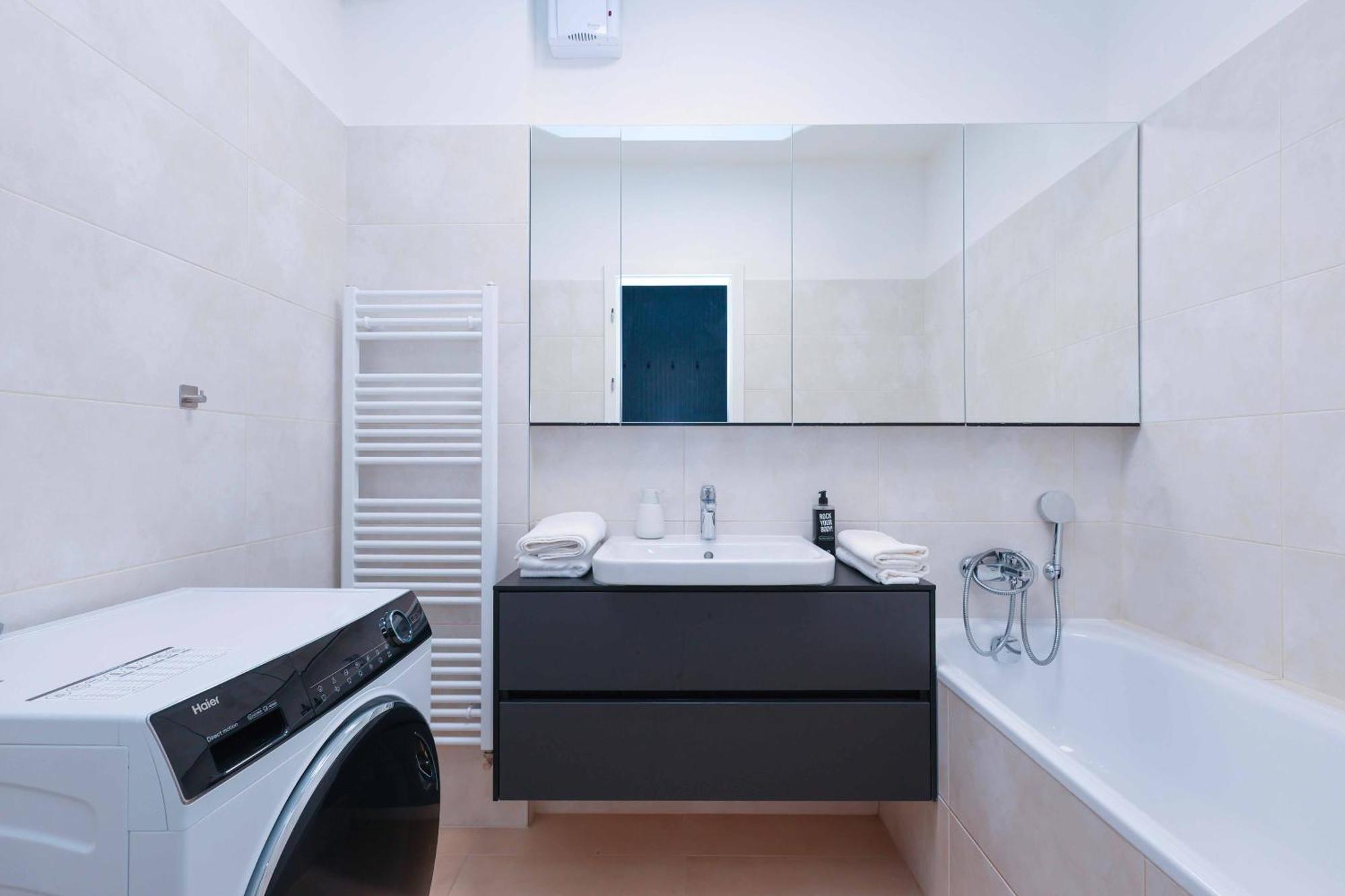 Downtown Luxe Retreat- Konventna Appartement Bratislava Buitenkant foto