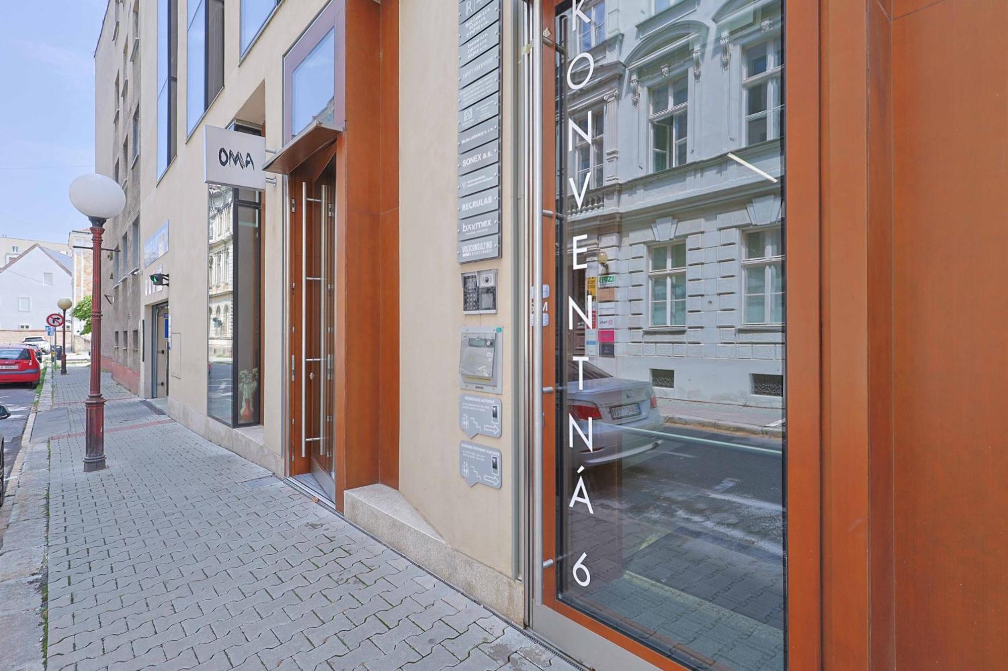 Downtown Luxe Retreat- Konventna Appartement Bratislava Buitenkant foto